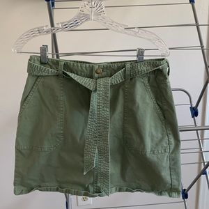 Vineyard Vines sage green utility skirt size 6